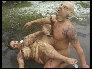 Horny Two really wet MILFs: Grandota consigue rougly follada en el barro