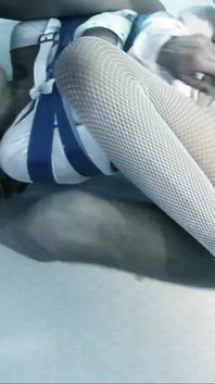 Versaute milf von zwei schwänze zum lutschen verführt