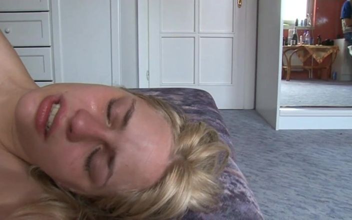 Anal Invasion: Ateşli sarışın amatör kaltak için derin anal seks