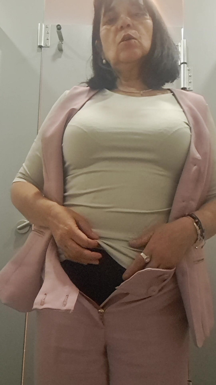 Mommy big hairy pussy: Зріла жінка показує цицьки