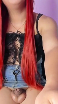 Aline Si Dipinge Le Unghie Di Rosso