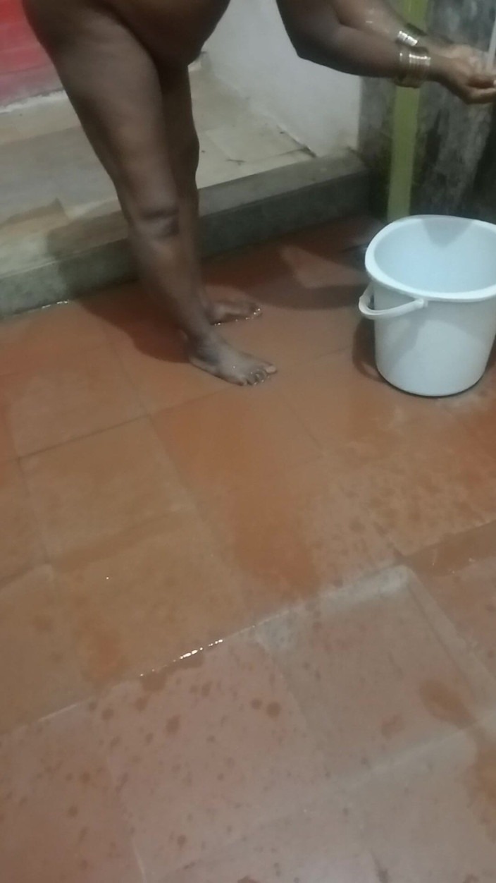 Tamil lesbian: Mijando e lavando buceta
