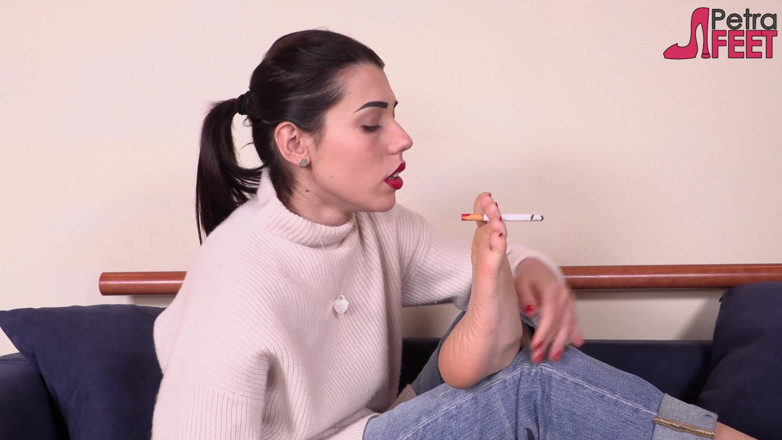 Smokin Fetish: 발과 함께 담배를 피우는 갈색 머리 Petra