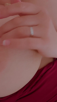 Calda MILF con rossetto rosso si masturba con un dildo. Figa pelosa primo piano
