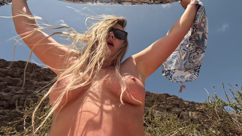 Emma Voyeur: Gadis nakal ini lagi asik mainin memek dan toketnya di...