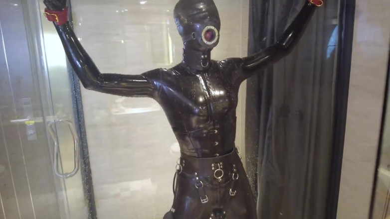 Aisan girl bondage: Mz20 - la ragazza in abiti in lattice rinchiusa in una...