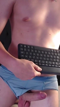 Chlapec Bílý S Růžovým Penisem Modely Modrých Boxerek A Kreslí Jeho Penis