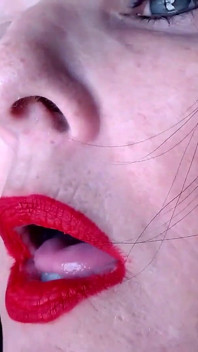 Applicazione di rossetto rosso labbra anatra calda fumo milf
