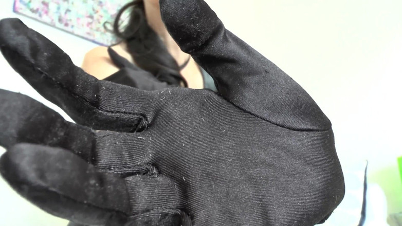 Lady Victoria Valente: De longs gants en satin noir brillant vous exculent tellement -...