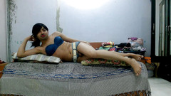 Cute & Nude Crossdresser: Dolce sissy travestito femboy Sweet Lecca-lecca con bikini di jeans...