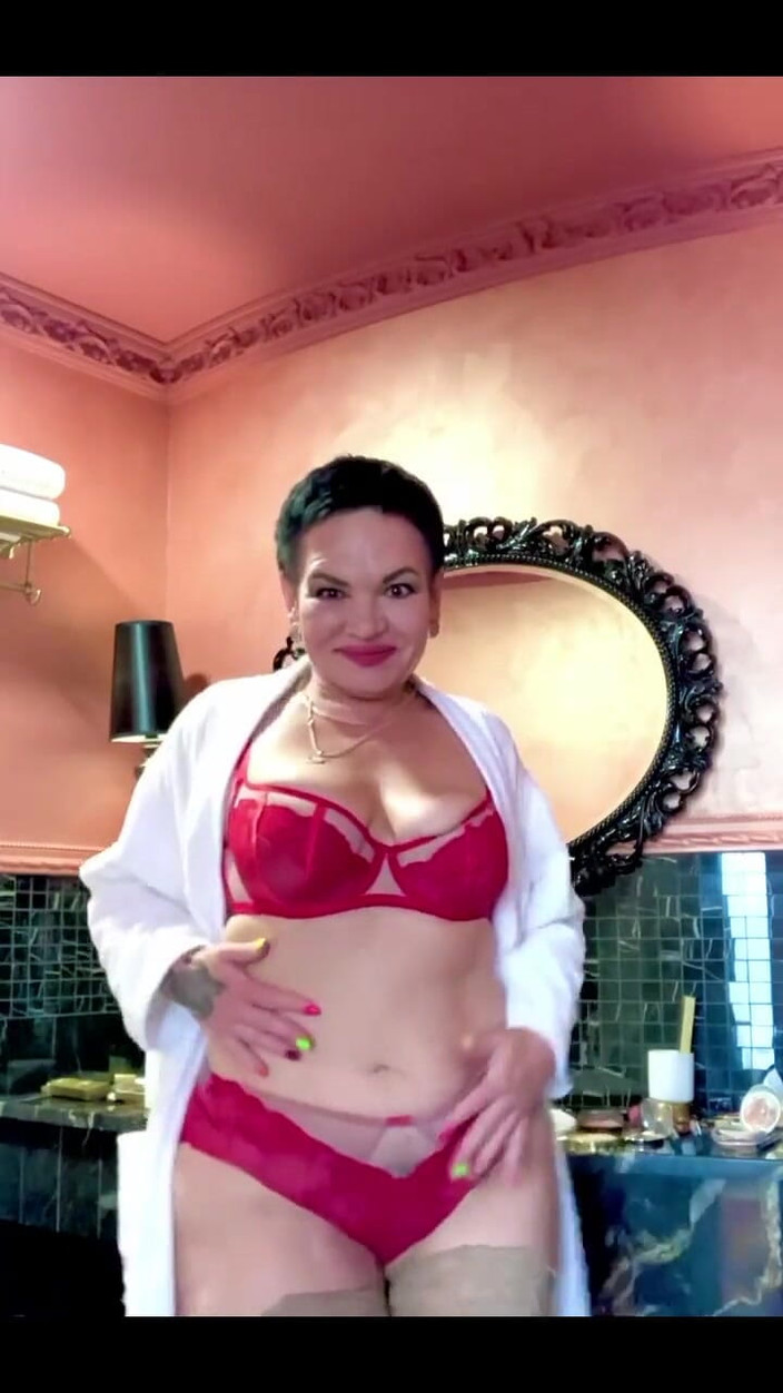 KarmenMilf: Pakaian dalam merah baruku