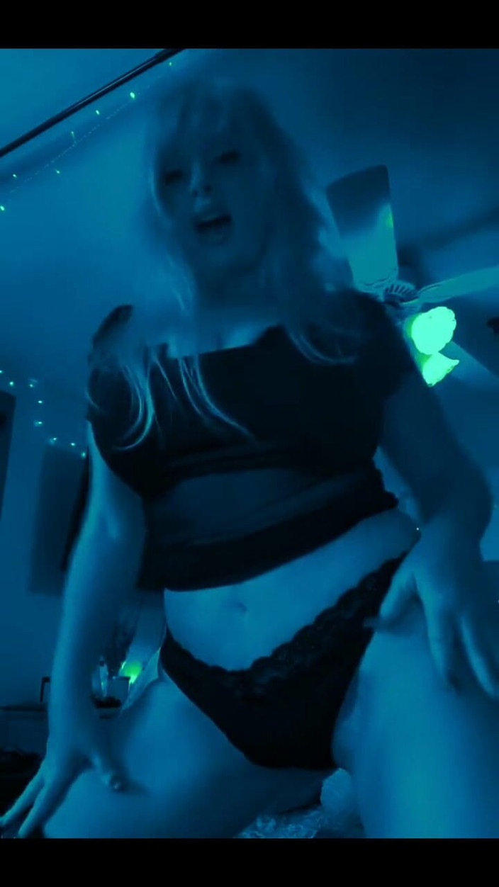 PaintedRose: 女孩喜欢性爱和放荡