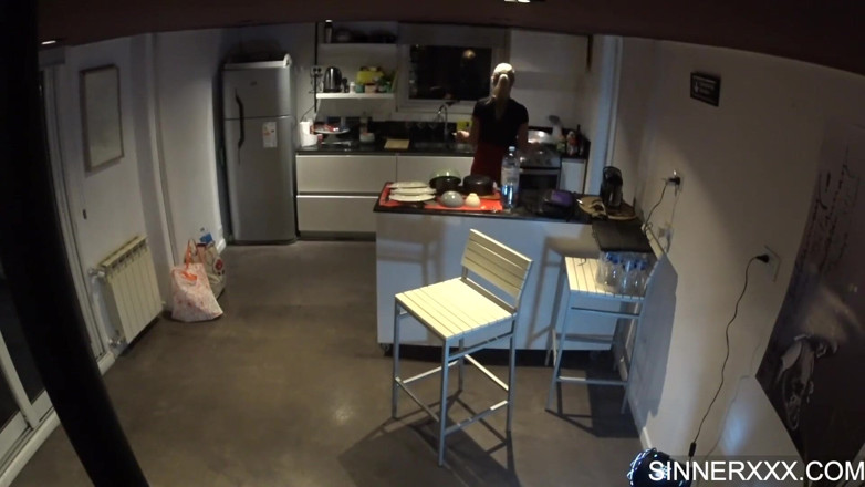 Sinners World: Kamera bts dapur quickie Cherry Kiss orgasme keras