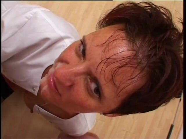 My Porn King: Heißes mädchen lutscht einen monsterschwanz, während sie einen anderen in...