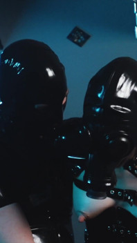 Séance électro difficile pour la salope en caoutchouc d'Allemagne