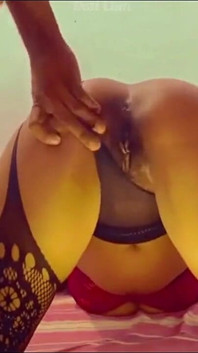 Harter fick mit der universität einer freundin, sexy bikini-freundin in ihrem zimmer