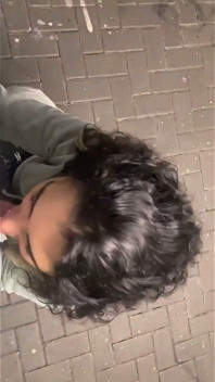 Wytatuowana milf przyłapana na ssaniu kutasa na zewnątrz