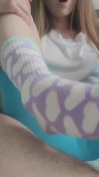 Sockjob sensual dalam stoking berbilang comel dengan Hearts Print