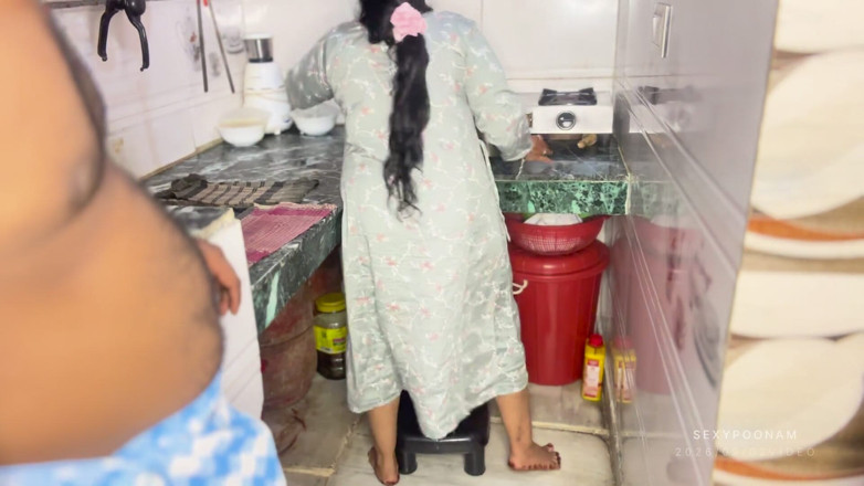 Badal09: Stepsister-in-law's Saree Slipped in the Kitchen - Stepbrother-in-law Squeezed Her Before...