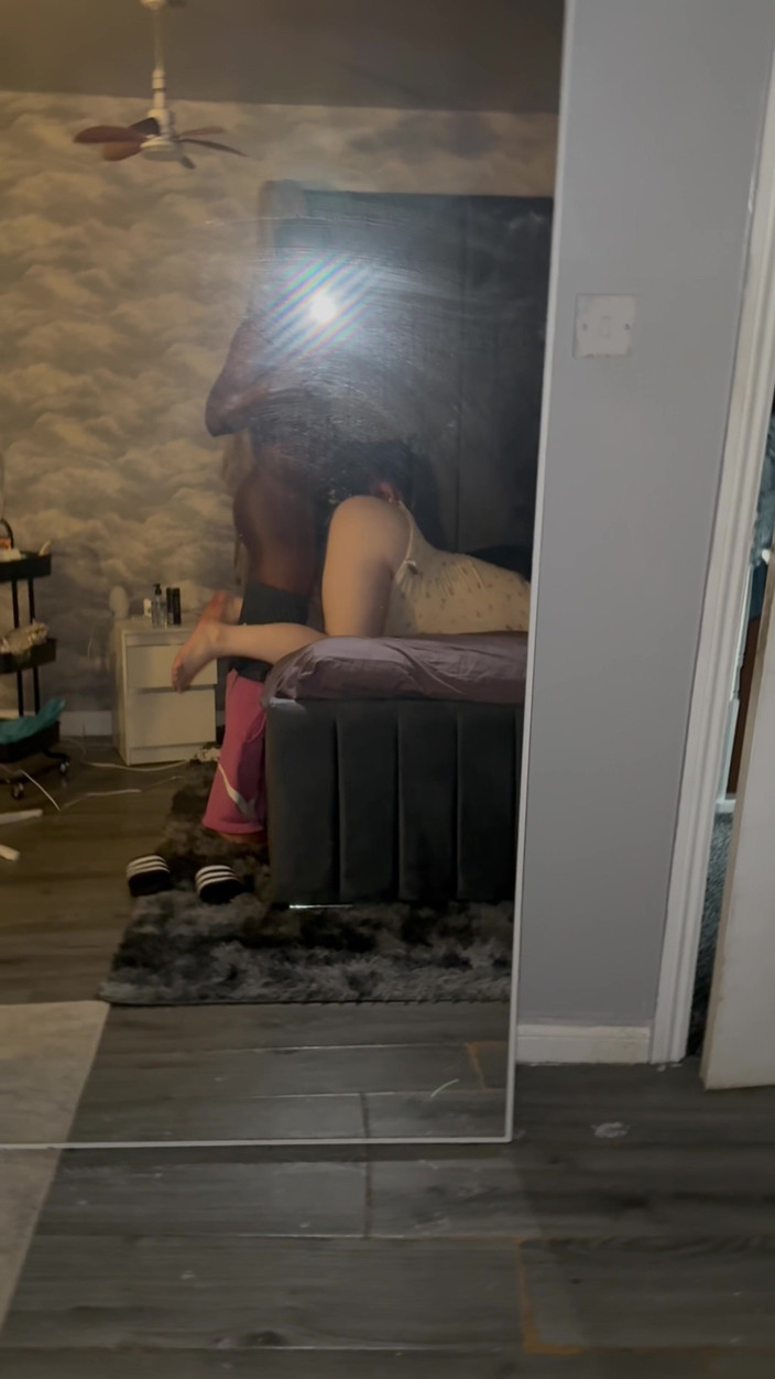 Moan forme baby: 我 18 岁的丰满继妹第一次被大鸡巴干
