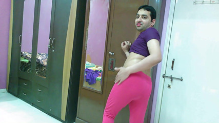 Cute & Nude Crossdresser: Travestit efeminat dulce femboy Sweet Lollipop într-un top și strâmt.