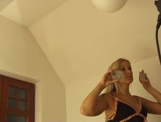 Flash Model Amateurs: Прекрасна блондинка любить показувати своє гаряче тіло