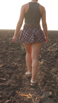 Oglądanie studentki wychodzi na zewnątrz - majtki z pełnymi plecami