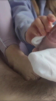Sie weiß, wie man mit ihren füßen vergnügen macht - sockenjob-footjob-video