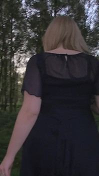 Orta yaşlı seksi kadın eş değiştiren döl sürtük evli kadın Kitty ilk domalma görevine gidiyor