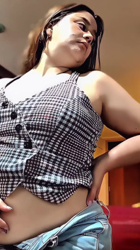 Juego de vientre suave de Nicole y jugosa provocación de gran culo