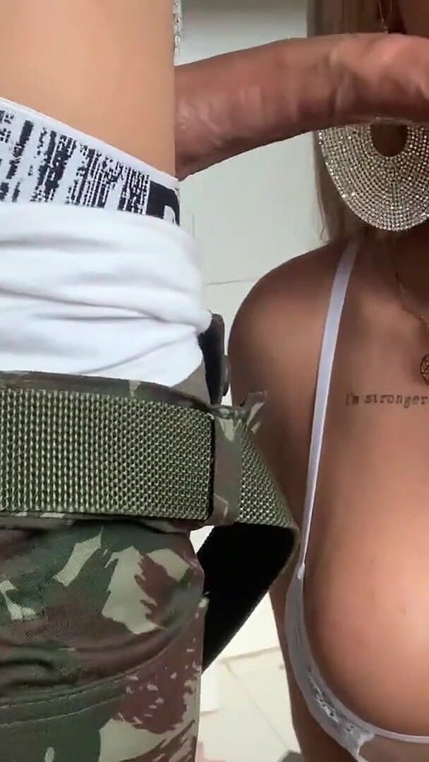 È venuto in uniforme per scoparmi (Agatha Lira) He Came in Uniform to Fuck Me (Agatha Lira)