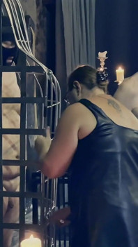 Dominatrix meesteres April - drie slaven met één zweep!