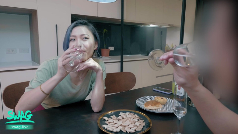 SWAG.live: Troia scopa il marito con un piccolo cazzo della bff