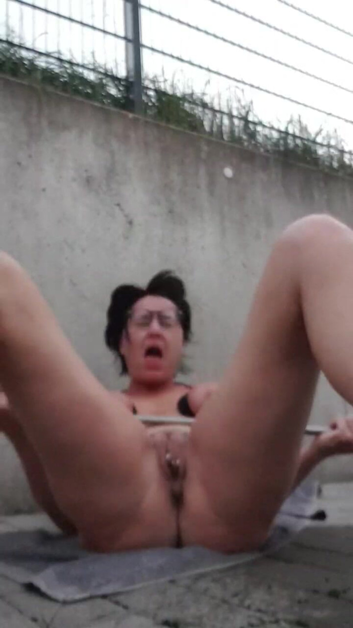 JulieEroticDress: आउटडोर हिलाने वाला चरमसुख आउटडोर