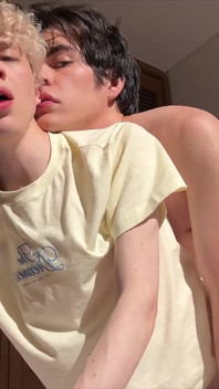 O twink drăguță și sexy este futută în lumina soarelui