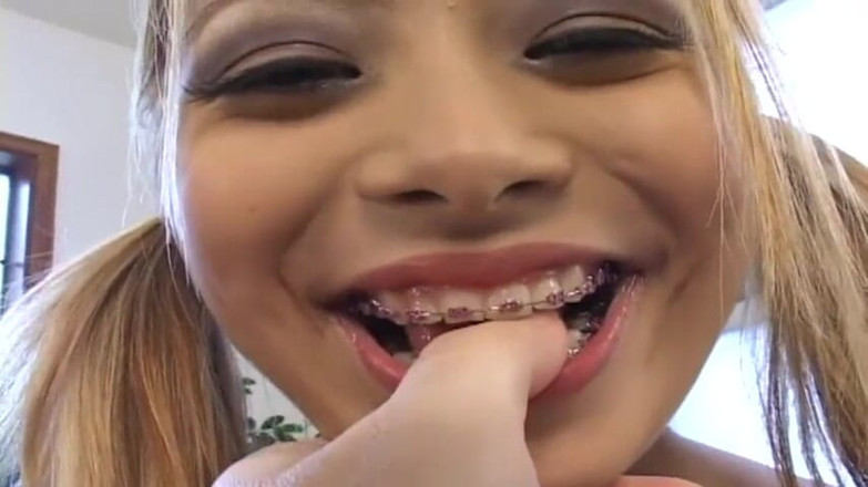 Asian Mature Climax: Schattige tiener zuigt lul en slikt al het sperma door