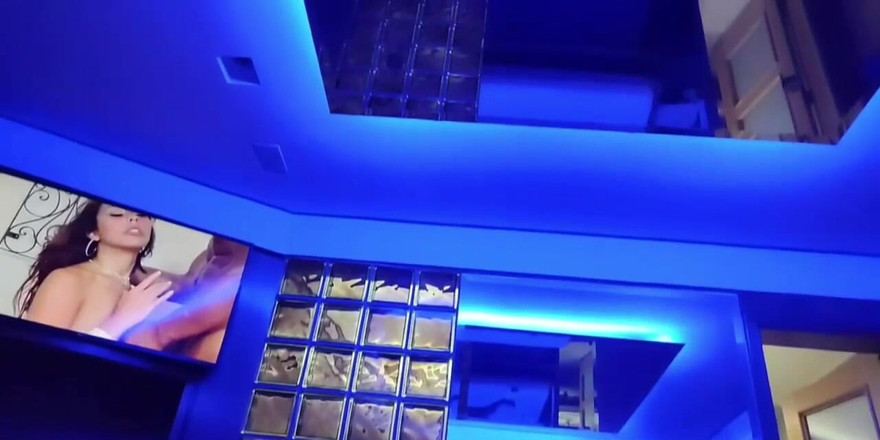 Tsdanisantos1: Транссексуал демонструє свій великий член і захоплюється сенсуалізацією