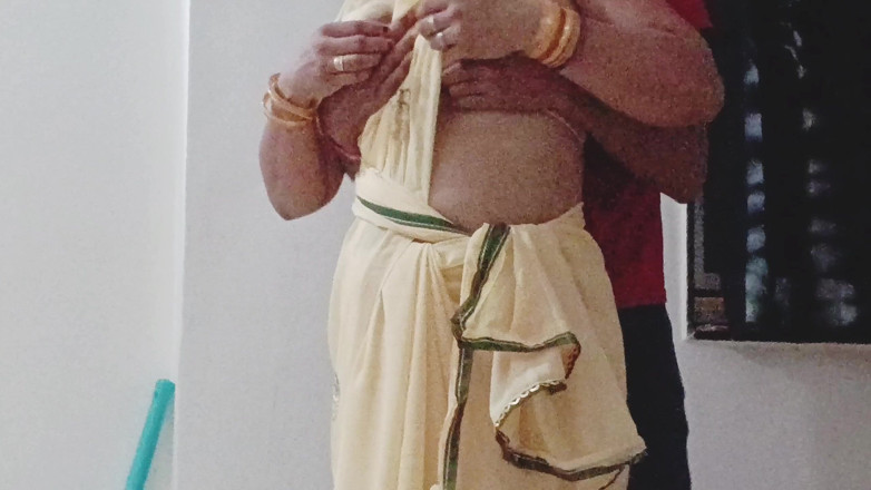 Riyagueen: Riya Bhabhi Sedang Menyapu Rumah Tuannya, Pemilik membuat hubungan seksual...