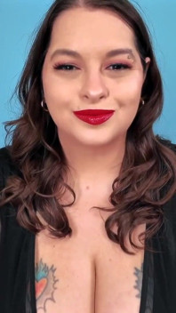 Forever Weak for My Lips - sedutora Sydney Screams aplica batom vermelho antes de cobri-lo com suas marcas de beijo de batom