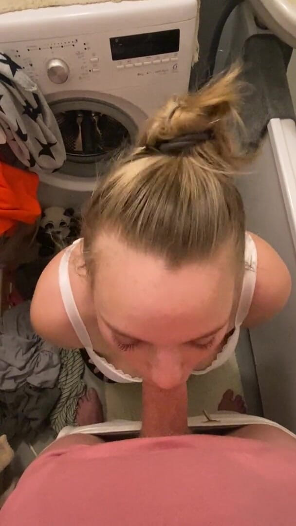 Bootyass Girl: Arriesgada mamada rápida en el baño cuando mi madrastra estaba...