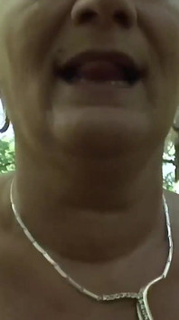 Büyük memeli ve mükemmel götlü bu seksi sarışın sikimi emme ve açık havada sikişmede gerçekten iyi