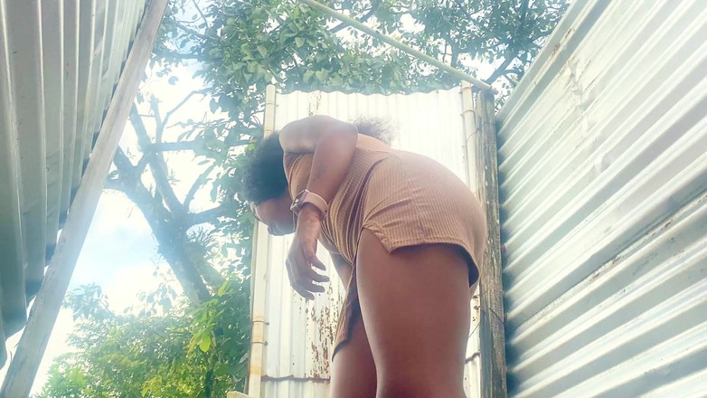 zendella usain: Девушка захвачена в джунглях (на улице)