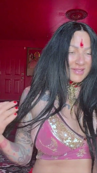 Zeița țâțoasă Jenevieve Hexxx Belly Dances și își expune curbele uimitoare!