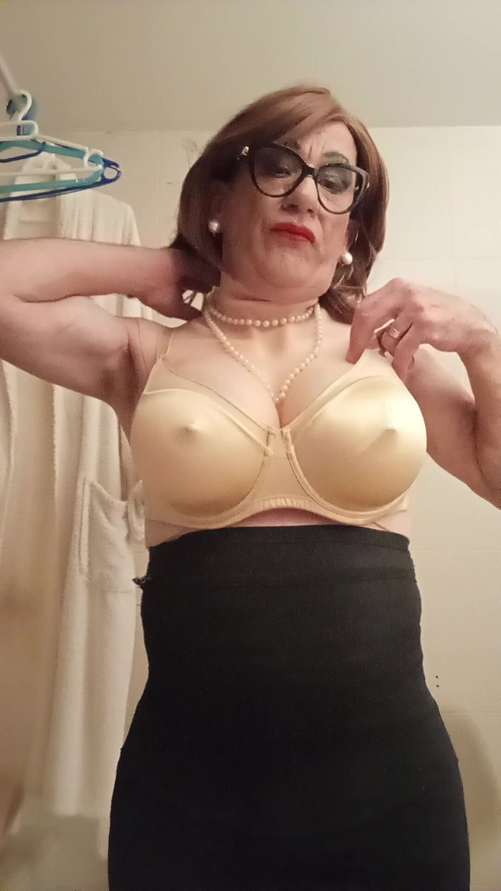 Yusti: Vestirsi davanti allo specchio