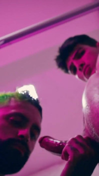 Camilo brown ha beccato il giovane gay eccitante Andres Zp che si masturba e lo invitò sotto la doccia per un pompino incredibile