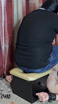 Extreme Jeans Face Sitting