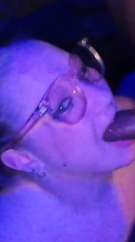 Het bystig MILf ger deepthroat avsugning till rumskompis blir slarvig ansiktsknullad halspie