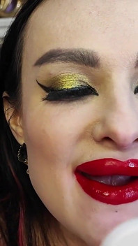 Beijando e lambendo folha de vidro