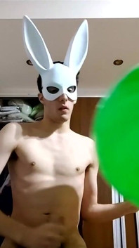 Bunny looner yayında mastürbasyon yaparken büyük balonlar patlatıyor