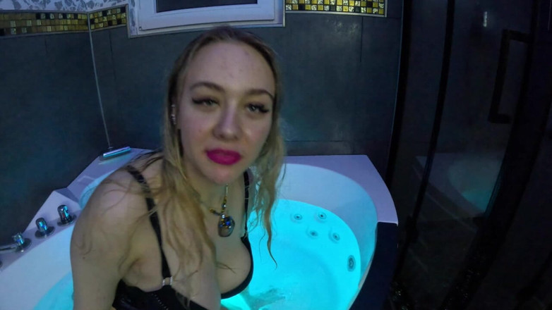 Beverly peach: Extremely Dirty! Orgasm in the Whirlpool